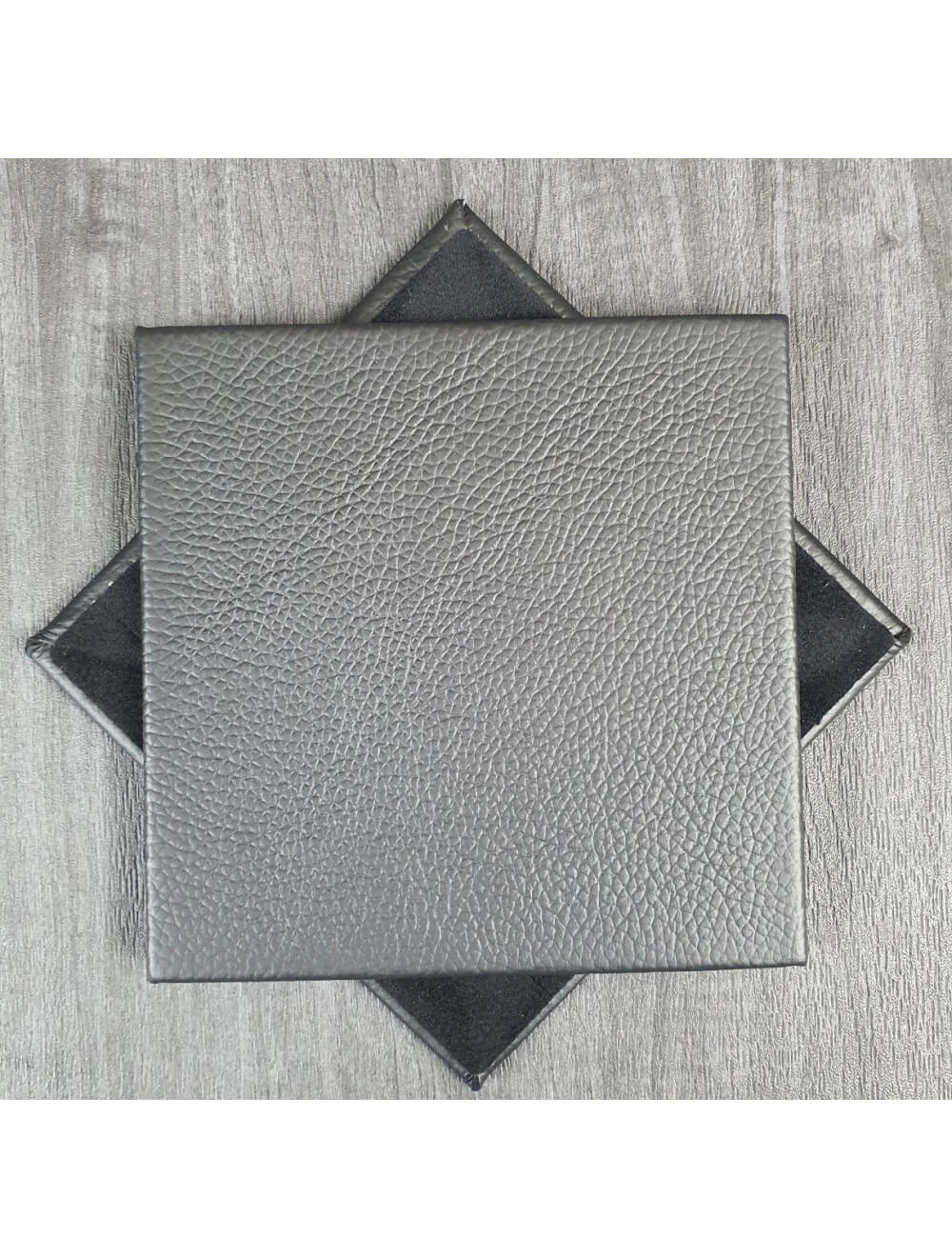 Black Shelly Leather Coaster- 10 cm Sq (articolo di vendita)